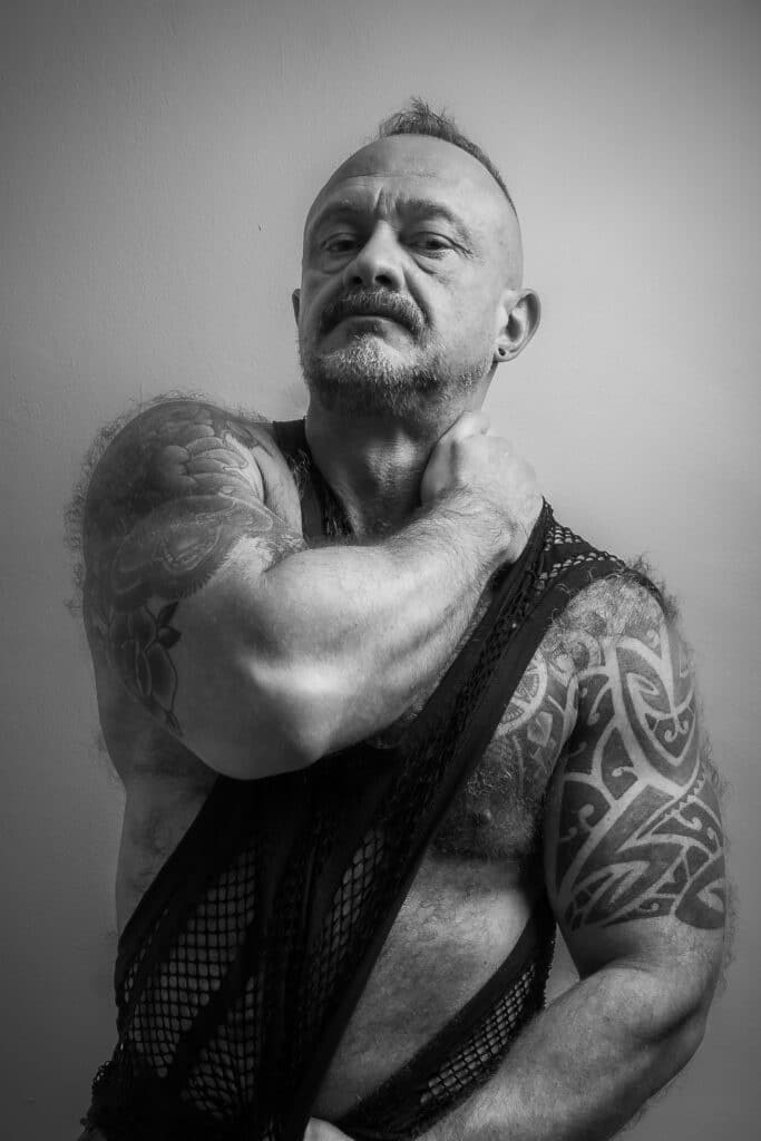 Andy en un retrato de estudio en blanco y negro