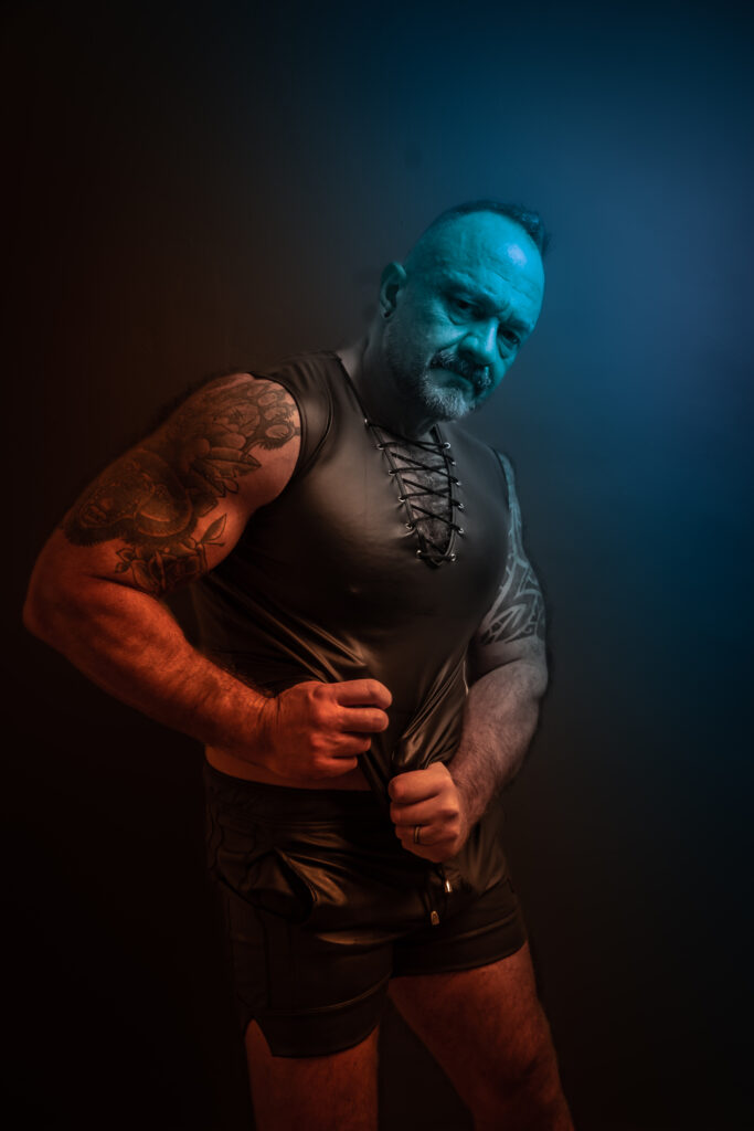 Andy con luces azul y cálida en un retrato artístico