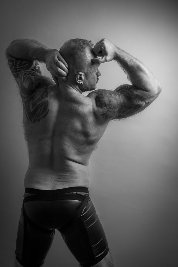 Retrato de Andy de espaldas, con los brazos levantados, en blanco y negro